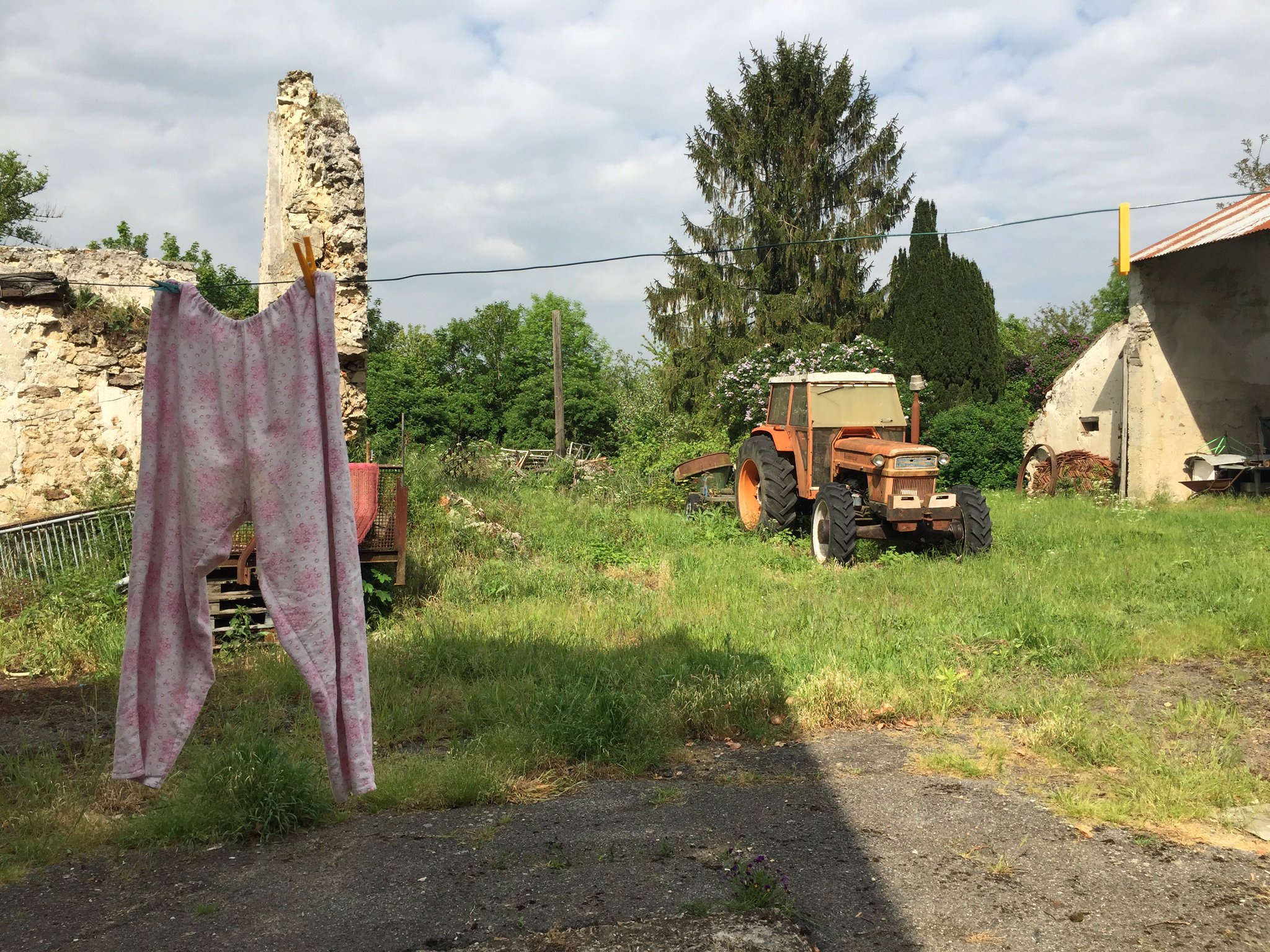 Il y a même un tracteur dans l'arrière cour #Madeleineproject https://t.co/cynqJ2ZQ5F